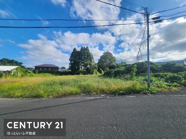 静かな環境で住宅街からは離れた場所にある298坪の土地です