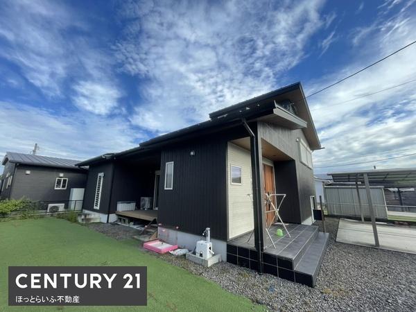静かな住宅街に築二年の制震ダンパーつに築浅住宅出ました