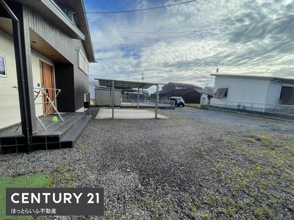 静かな住宅街に築二年の制震ダンパーつに築浅住宅出ました