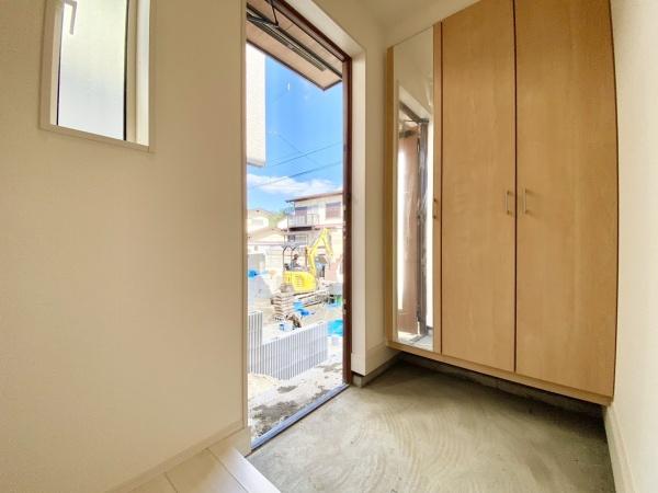 東区高美台3丁目2期 2号棟 全2棟(玄関)