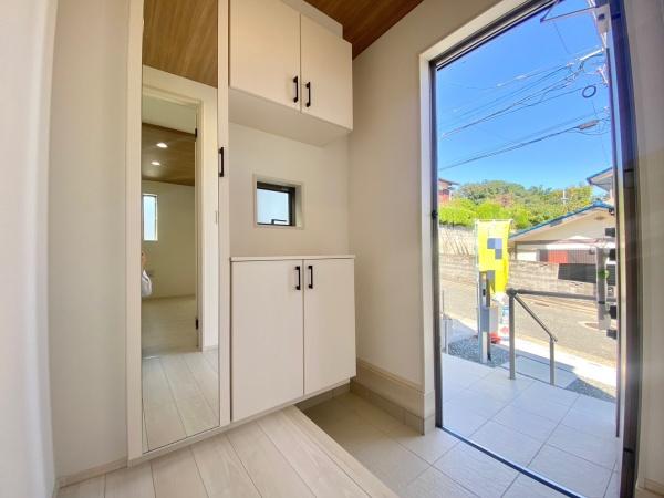 東区和白丘2丁目 2号棟 全2棟(玄関)