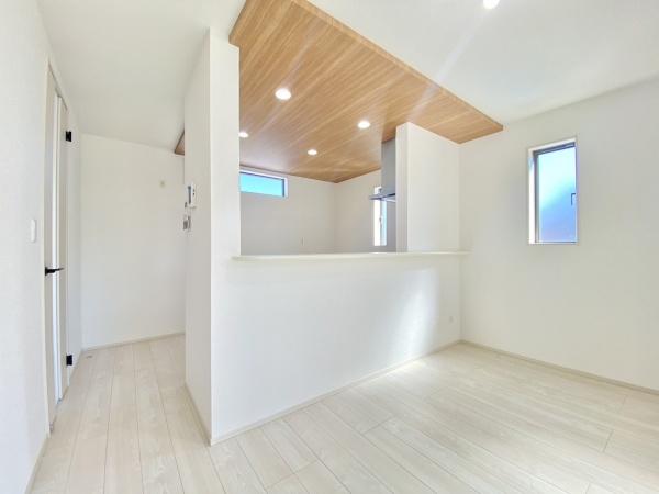 東区和白丘2丁目 2号棟 全2棟(リビング)