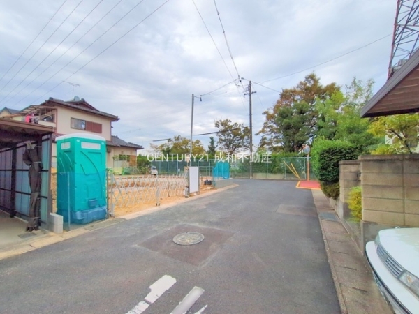 小牧市大字本庄の新築一戸建(前面道路含む現地写真)