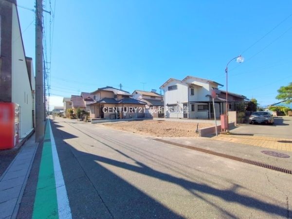 一宮市三条字小辰己の新築一戸建(前面道路含む現地写真)