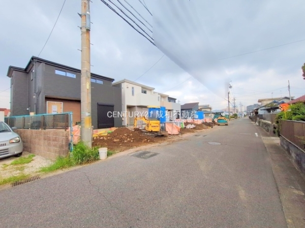 小牧市小木3丁目の新築一戸建(前面道路含む現地写真)
