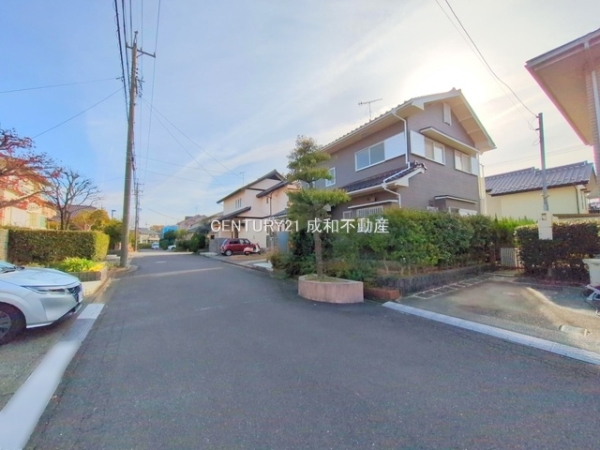 小牧市光ケ丘4丁目の中古一戸建て(前面道路含む現地写真)