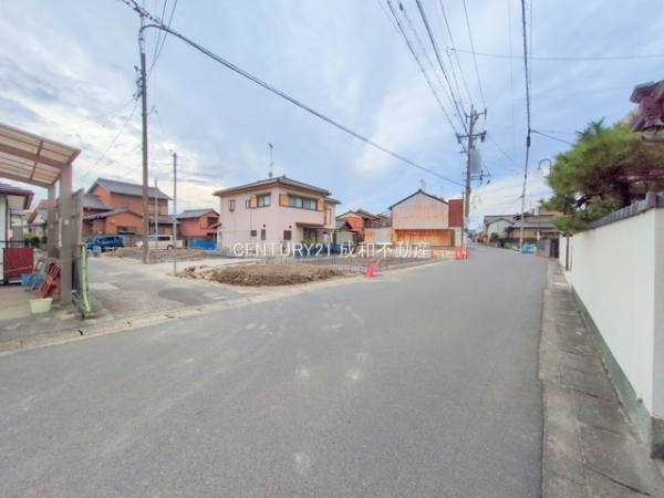海部郡蟹江町城3丁目の新築一戸建(前面道路含む現地写真)