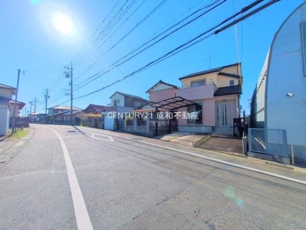 小牧市大字間々原新田の中古一戸建て(前面道路含む現地写真)