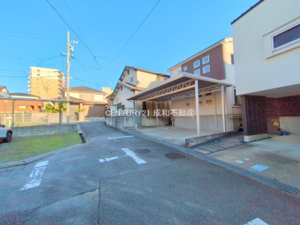 岡崎市柱曙2丁目の中古一戸建て(前面道路含む現地写真)