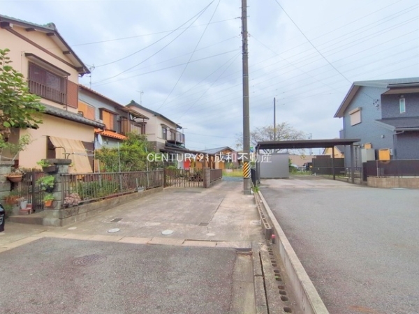 岡崎市中園町字忠田の中古一戸建て(前面道路含む現地写真)