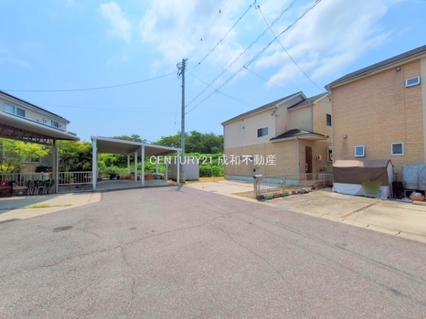 西尾市笹曽根町上新畑の中古一戸建て(前面道路含む現地写真)