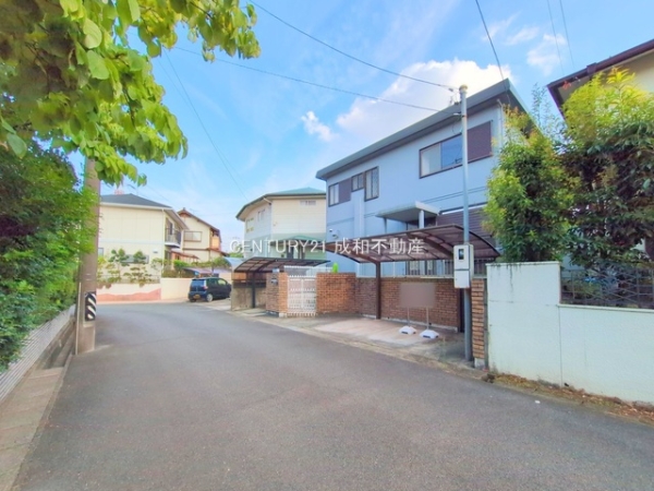 小牧市光ケ丘2丁目の中古一戸建て(前面道路含む現地写真)