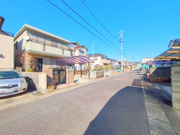春日井市白山町3丁目の中古一戸建て(前面道路含む現地写真)