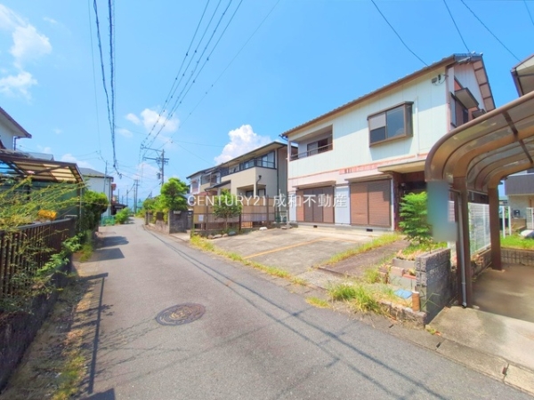愛西市稲葉町米野の中古一戸建て(前面道路含む現地写真)