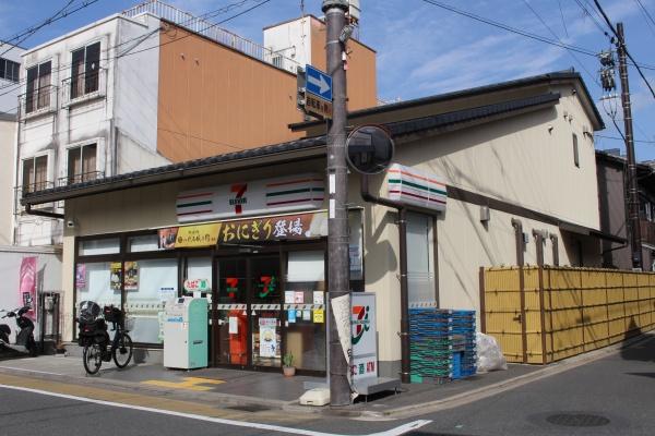 クレステージ今出川通り東館(セブンイレブン大宮寺之内店)