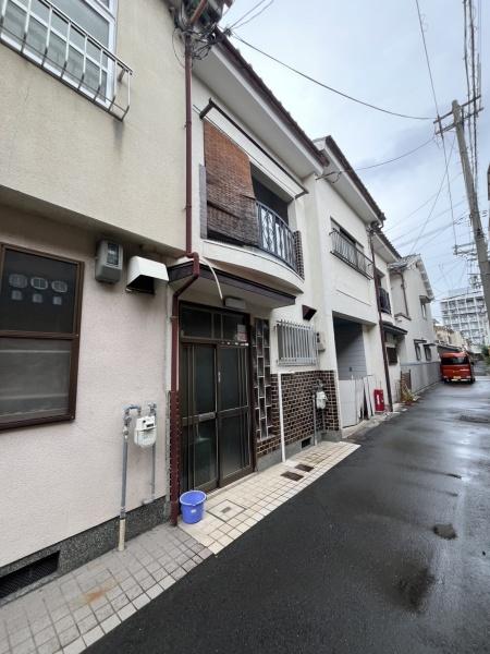 京都市下京区西七条西久保町の中古一戸建て(前面道路含む現地写真)