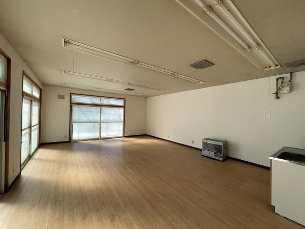 釧路市白金町　物置付き駐車場