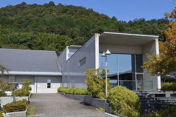 近江八幡市野村町の中古一戸建て(近江八幡市立図書館)