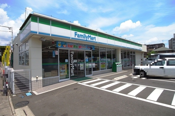 向ヶ丘遊園パーク・ホームズ(ファミリーマート登戸中央店)