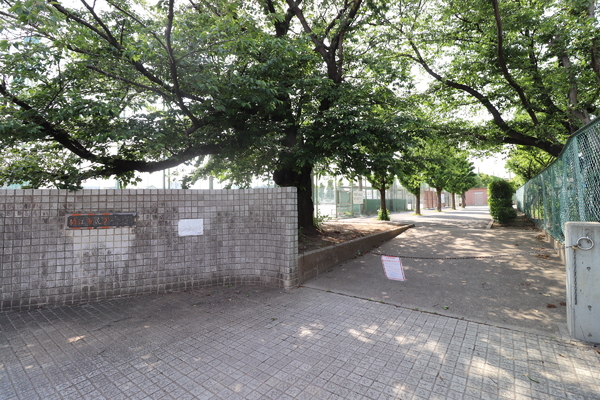 狛江市東野川２丁目の中古一戸建て(狛江市民グランド多目的運動広場)