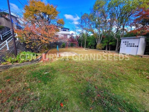 高槻市安岡寺町５丁目の土地(松が丘北公園)