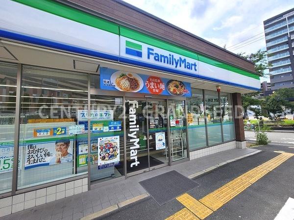 千里ロイヤルマンション(ファミリーマート豊中上新田店)