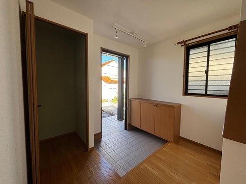 淡路市尾崎の中古一戸建て(玄関)