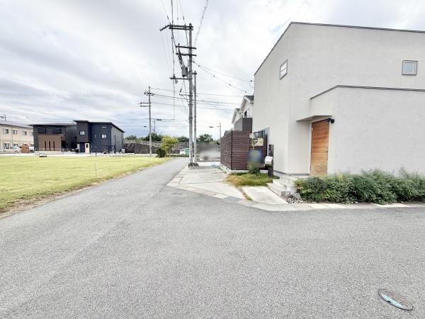 大和高田市今里町の中古一戸建て(前面道路含む現地写真)