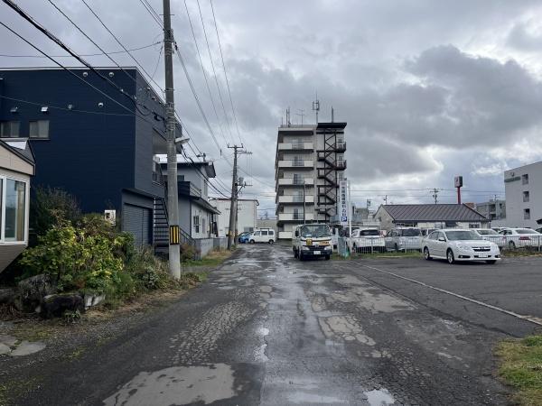 旭川市五条通23丁目の中古一戸建て(前面道路含む現地写真)