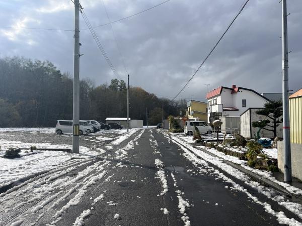 旭川市台場一条3丁目の中古一戸建て(前面道路含む現地写真)
