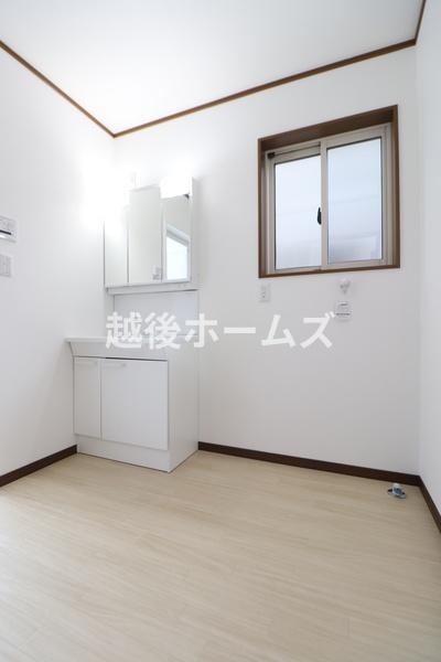 新潟市秋葉区下興野町の中古一戸建て