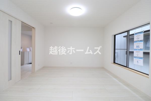 新潟市東区紫竹7丁目の中古一戸建て(リビング)