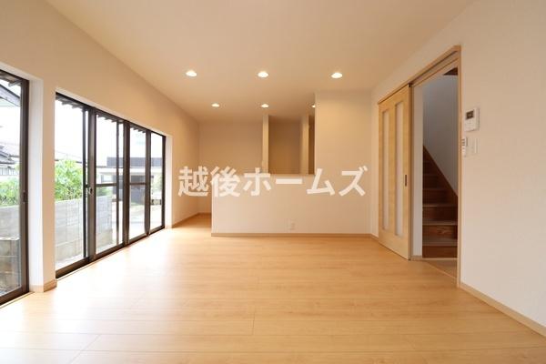 新潟市東区津島屋3丁目の中古一戸建て(リビング)