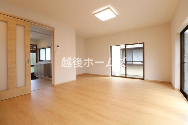 新潟市東区津島屋3丁目の中古一戸建て(リビング)