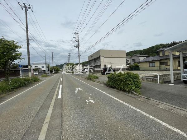 村上市山居町1丁目の土地(前面道路含む現地写真)