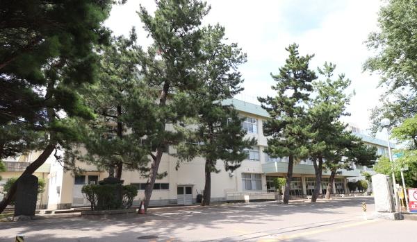 新潟市西区内野西１丁目の土地(新潟市立内野小学校)