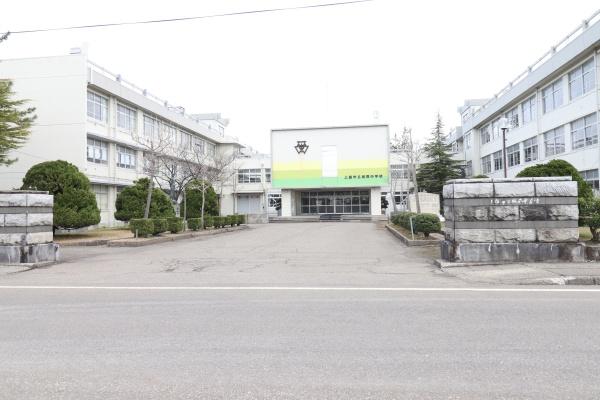 上越市大字上中田の土地(上越市立城西中学校)