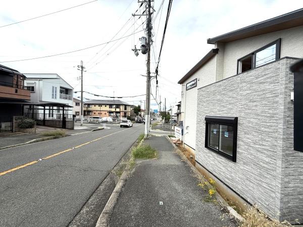 神戸市西区竜が岡2丁目の新築一戸建(前面道路含む現地写真)
