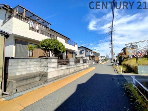 桑名市長島町押付の中古一戸建て(前面道路含む現地写真)