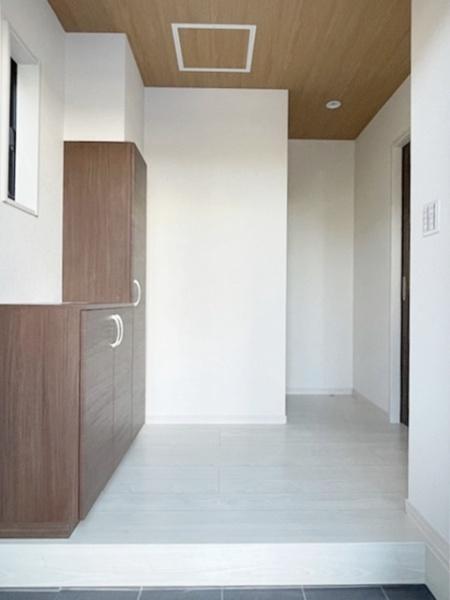 西尾第71一色町 新築戸建て(玄関)