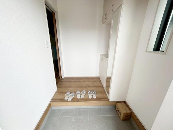 高浜市屋敷町2期全4棟2号棟 新築戸建て(玄関)