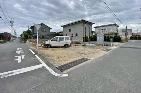 西尾市一色町赤羽町全1棟1号棟 新築戸建て(前面道路含む現地写真)