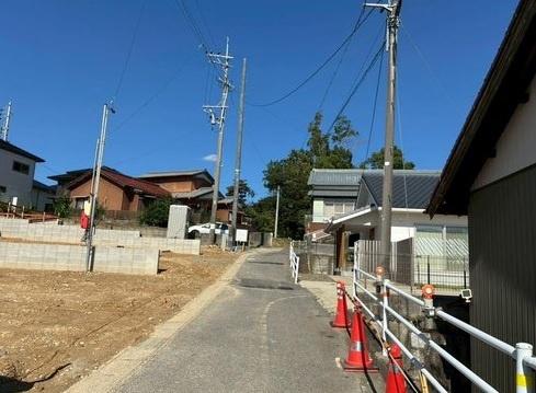 東郷町和合全3棟1号棟 新築戸建て(前面道路含む現地写真)