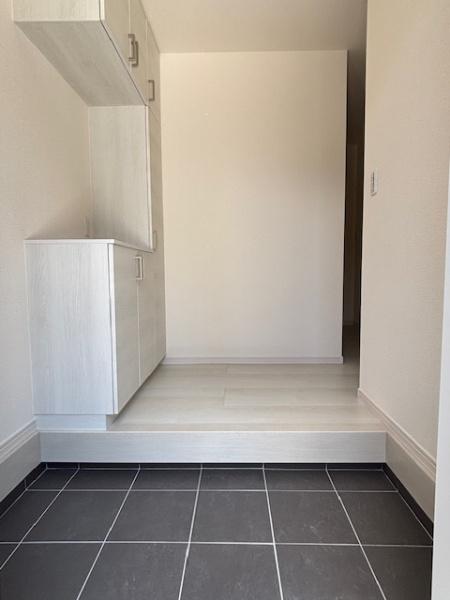 知立市牛田1丁目全3棟2号棟 新築戸建て(玄関)