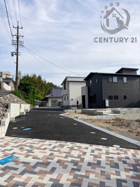 岡崎市百々町字西平の中古一戸建て(前面道路含む現地写真)