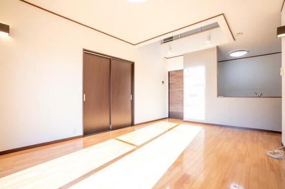 空とつながる吹抜のある当新田の家　太陽光蓄電池付き