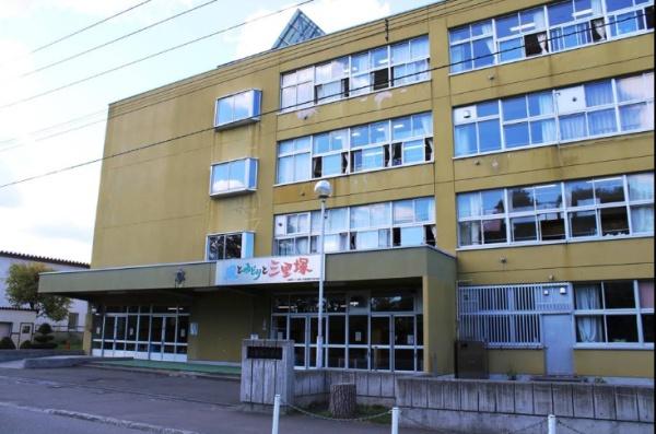 札幌市清田区里塚三条６丁目の土地(札幌市立三里塚小学校)