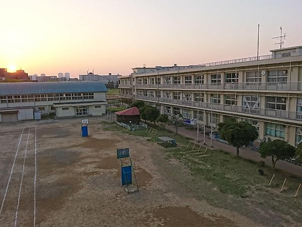 稲毛海岸３丁目団地16号棟(千葉市立稲毛第二小学校)