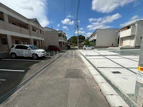 豊橋市牛川薬師町58期 新築戸建(全3棟) 3号棟(前面道路含む現地写真)