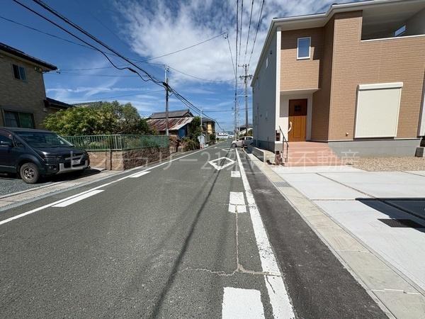 豊橋市前芝町58期 新築戸建(全3棟)1号棟(前面道路含む現地写真)